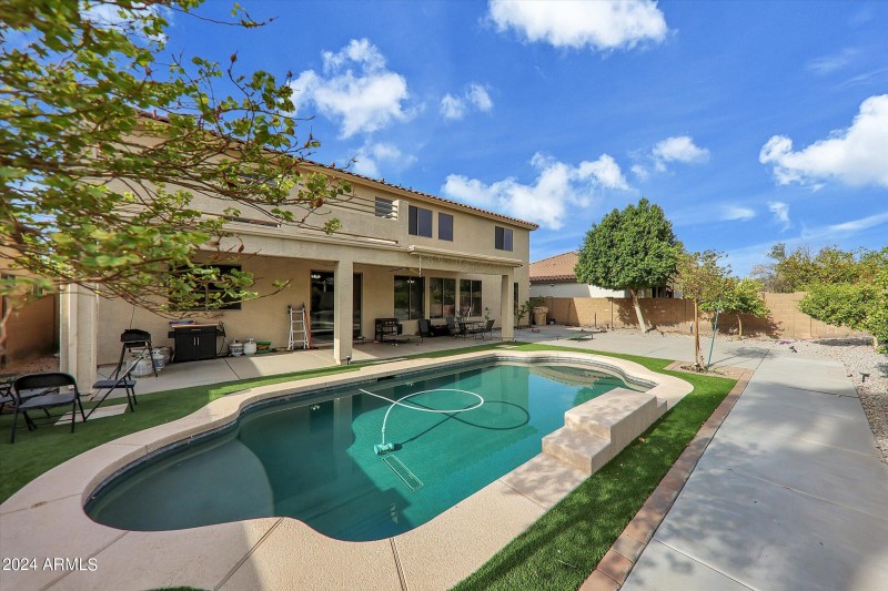 07-13616 W San Miguel Avenue-7