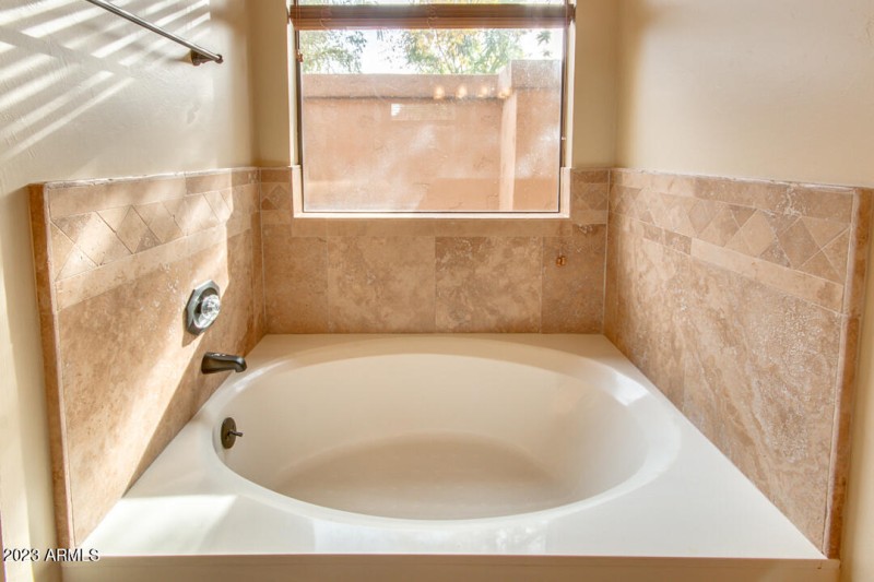 17. MASTER BATH TUB