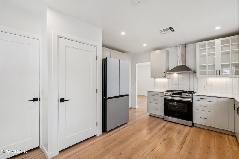 15-web-or-mls-E Cheery Lynn Rd-S2009-015