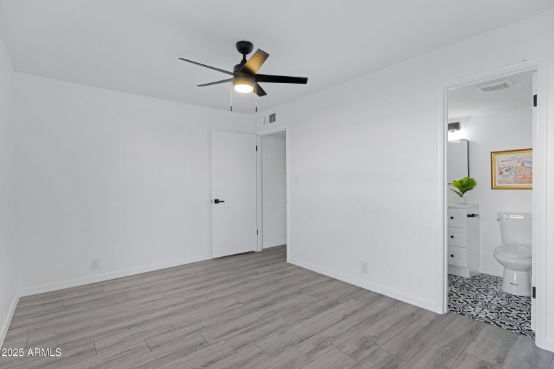 1101 E Bethany Home Rd #15-18