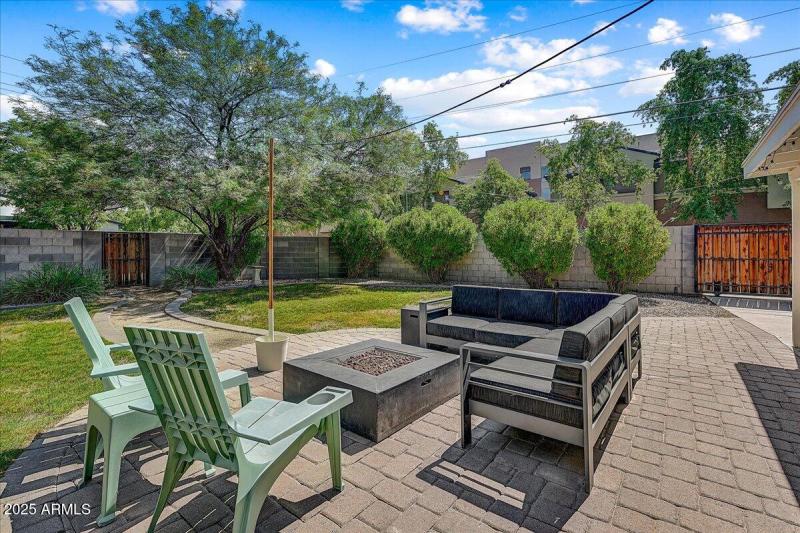 28-Conversation Area