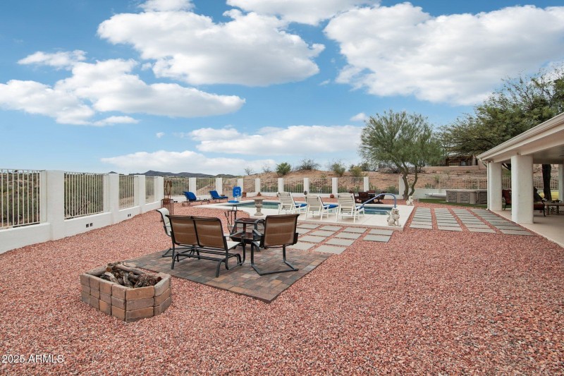 Pool & hot tub to enjoy the view