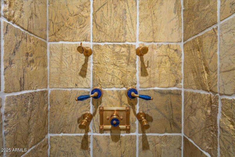 61-Ensuite 2 Showers