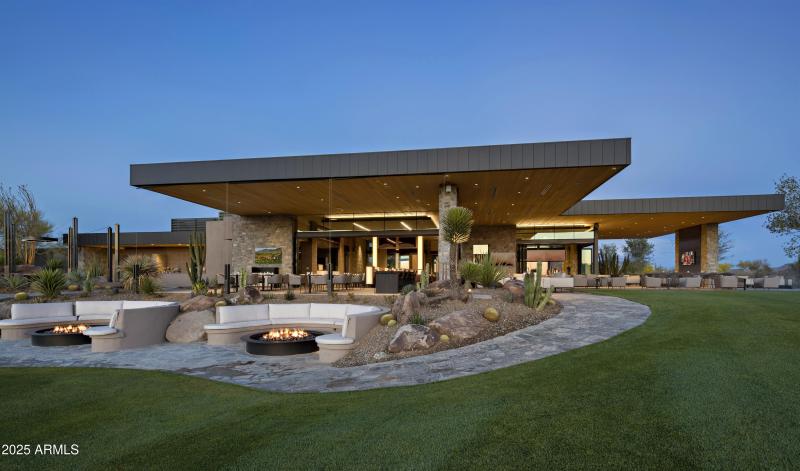 010_Clubhouse
