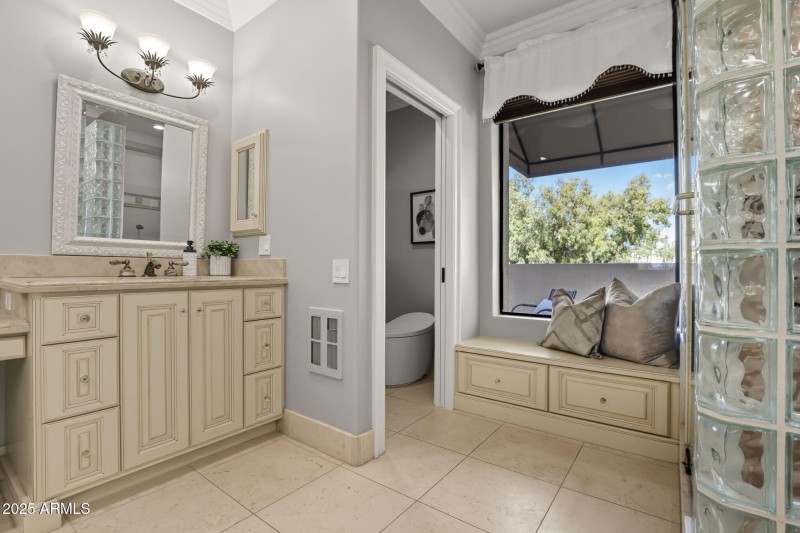 85-web-or-mls-8989 N Gainey Center Dr 11
