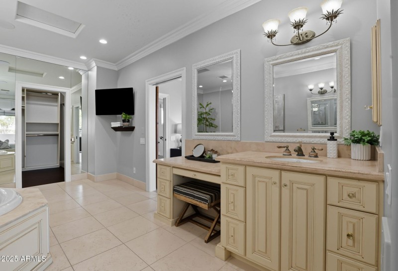 80-web-or-mls-8989 N Gainey Center Dr 11