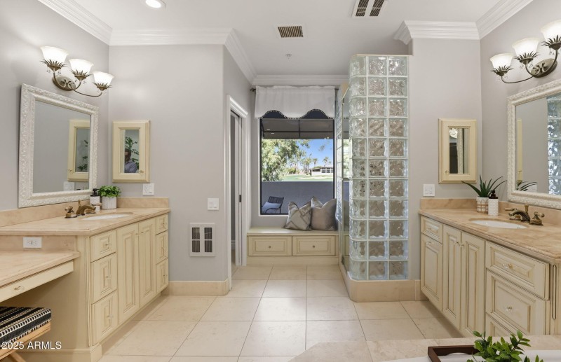 82-web-or-mls-8989 N Gainey Center Dr 11