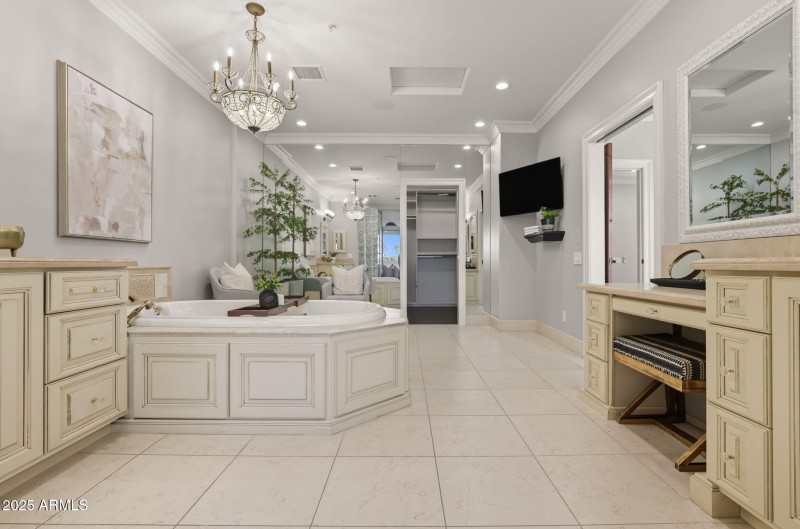 78-web-or-mls-8989 N Gainey Center Dr 11