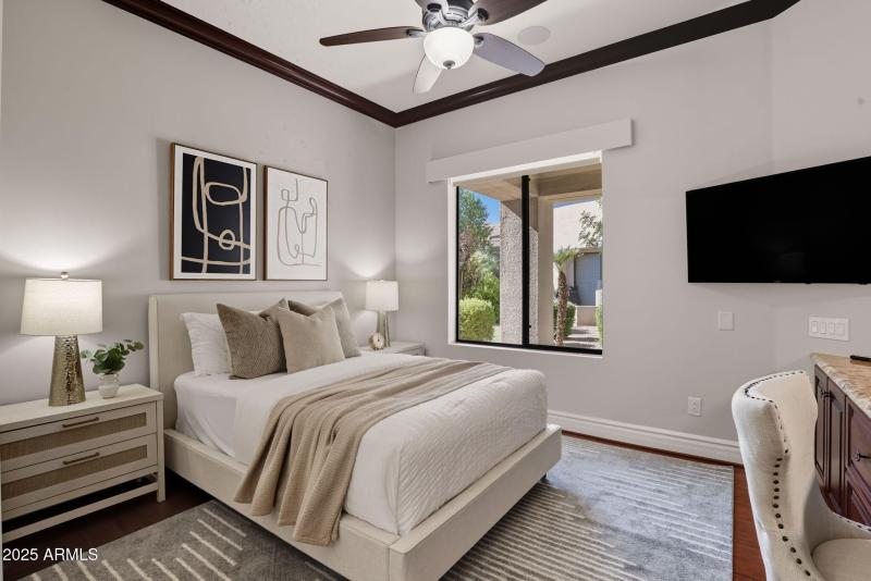 41-web-or-mls-8989 N Gainey Center Dr 11