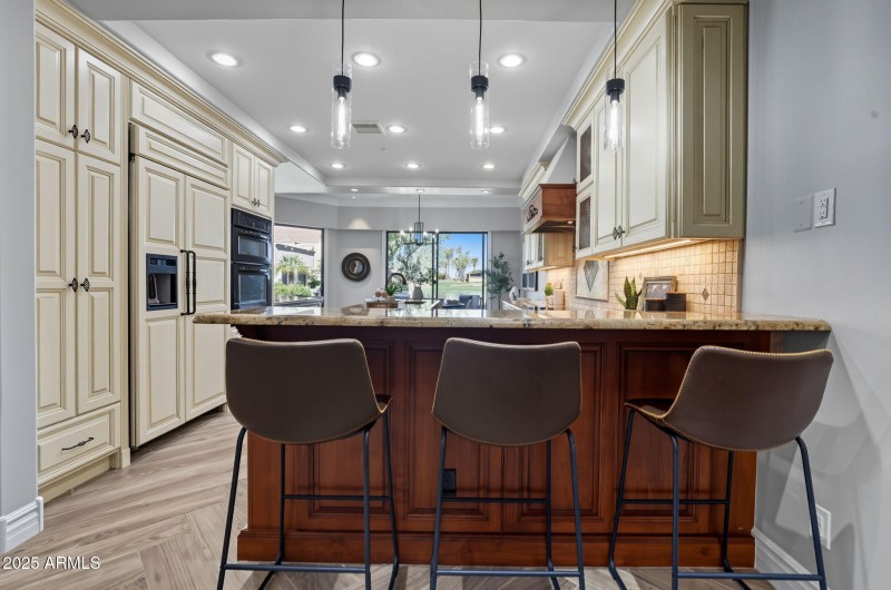 22-web-or-mls-8989 N Gainey Center Dr 11