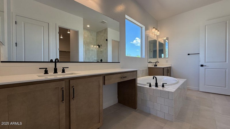 023 - Owner's Bathroom