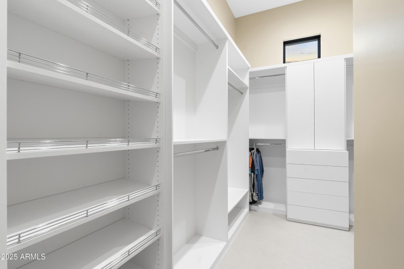 049_Walk in Closet