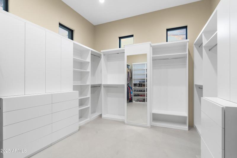 050_Walk in Closet