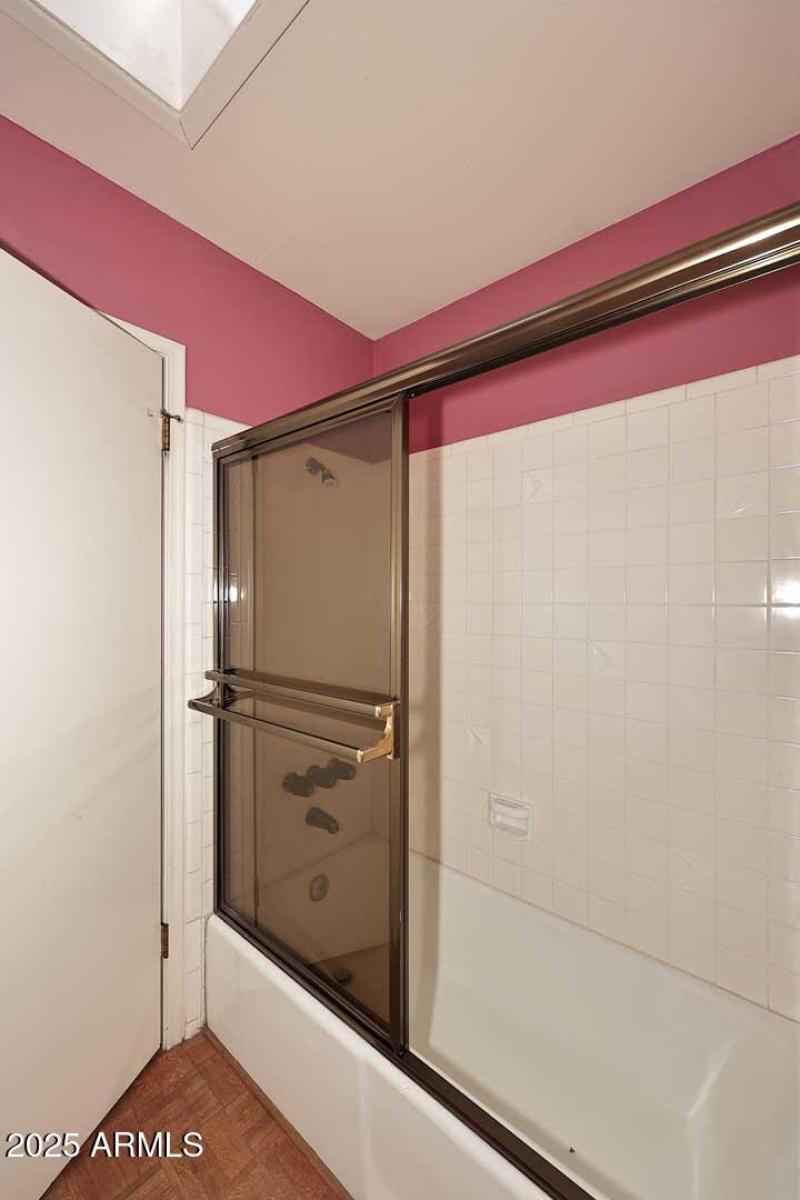 Guest Bedroom-Ensuite Tub