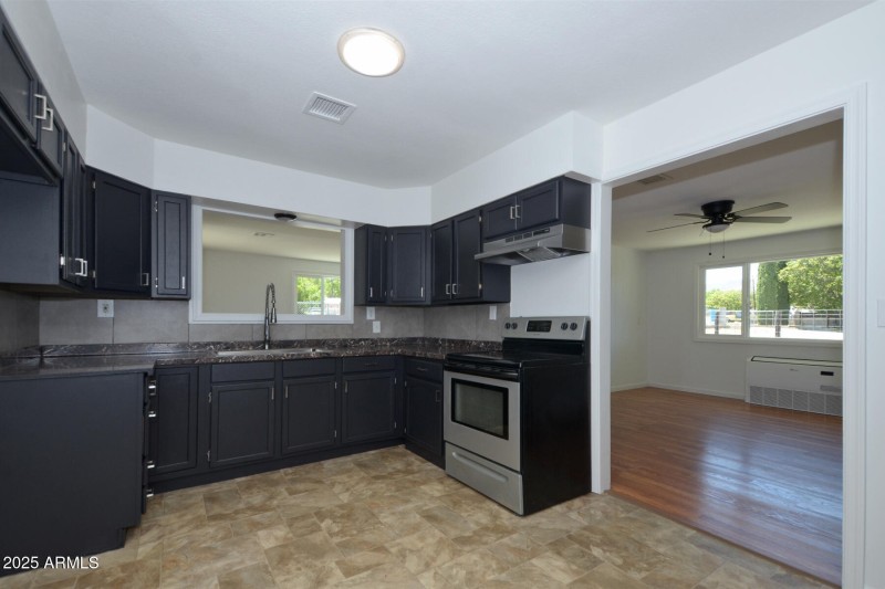 05 Kitchen 1