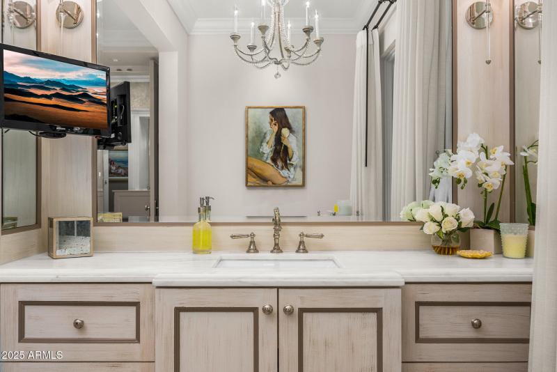 26primary bath_her vanity