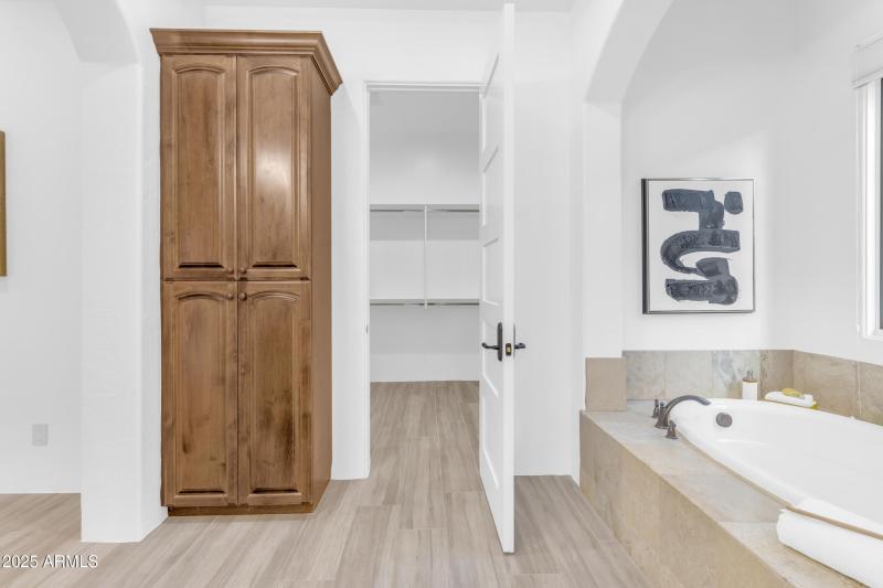 Primary Tub & Closet
