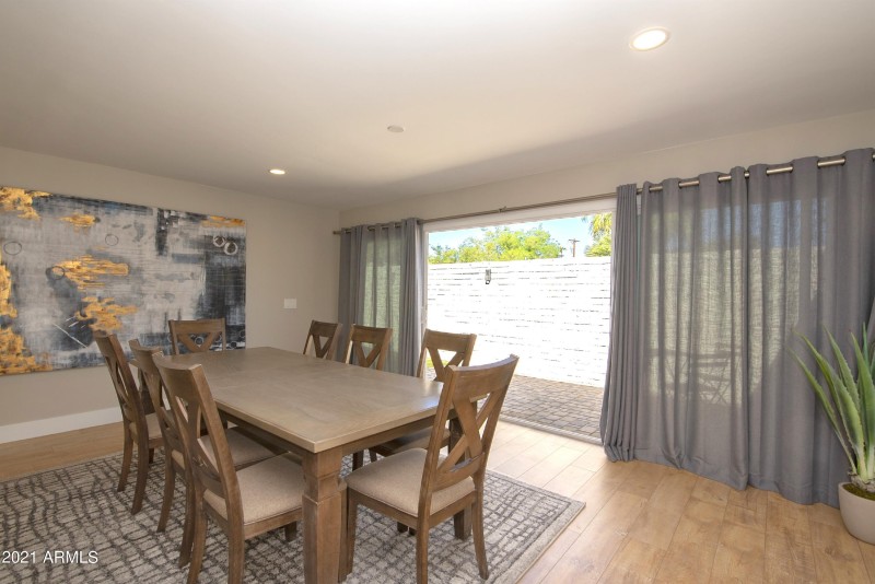 008_Indoor Outdoor Dining