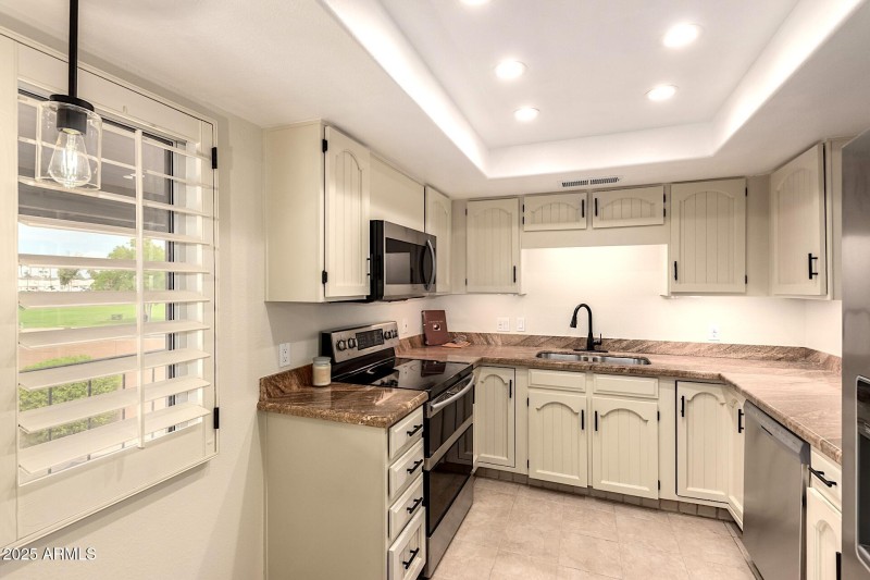 11 - Broadway 7005