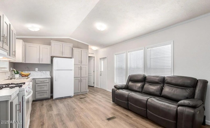 f5e8dc942a61677a3f411bf6ab1a8136-uncropp