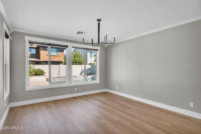 21-web-or-mls-3752 E Robin Ln-11