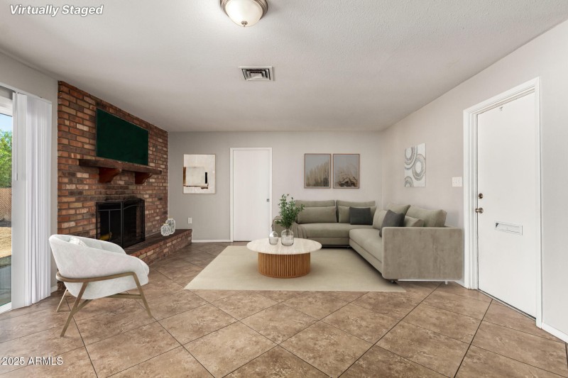 Staged Family Room-27th