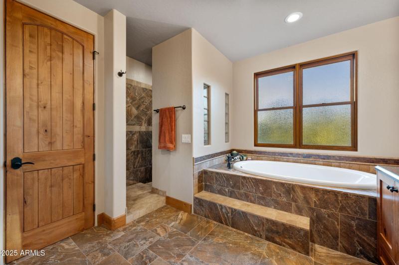 24-Primary Bathroom (2)