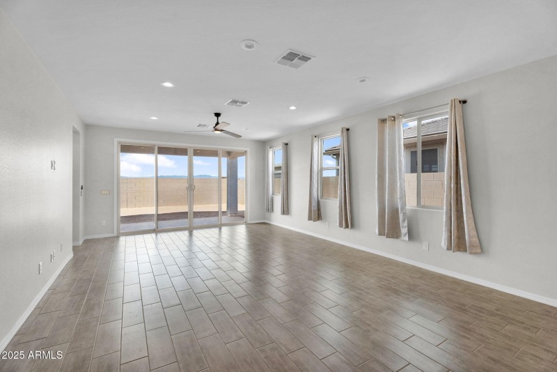 4-web-or-mls-18570 W Honeysuckle Dr -4