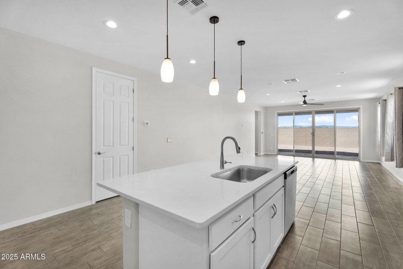 10-web-or-mls-18570 W Honeysuckle Dr -10