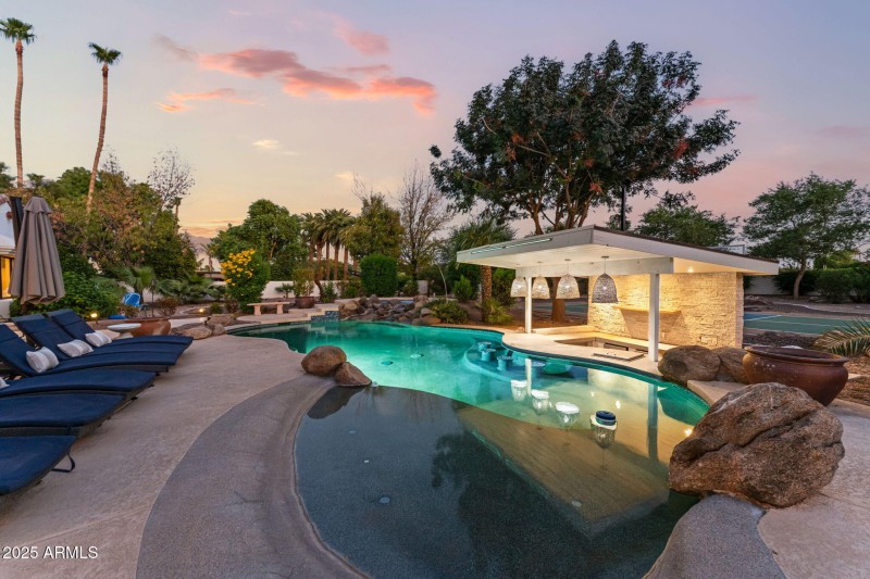 Pool w/ Swim-up Bar