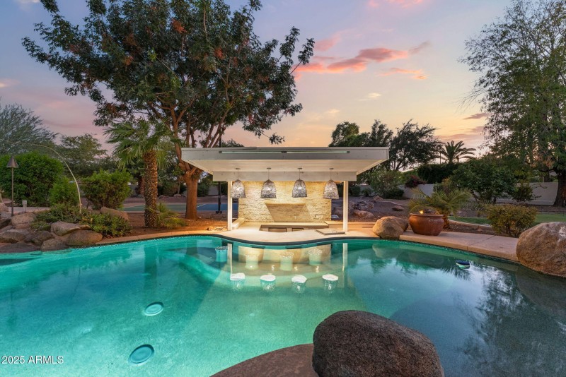Pool w/ Swim-up Bar