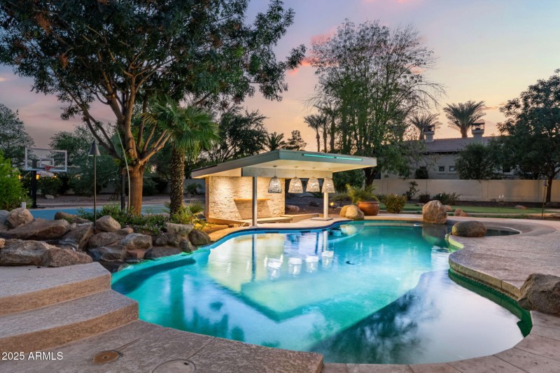 Pool w/ Swim-up Bar