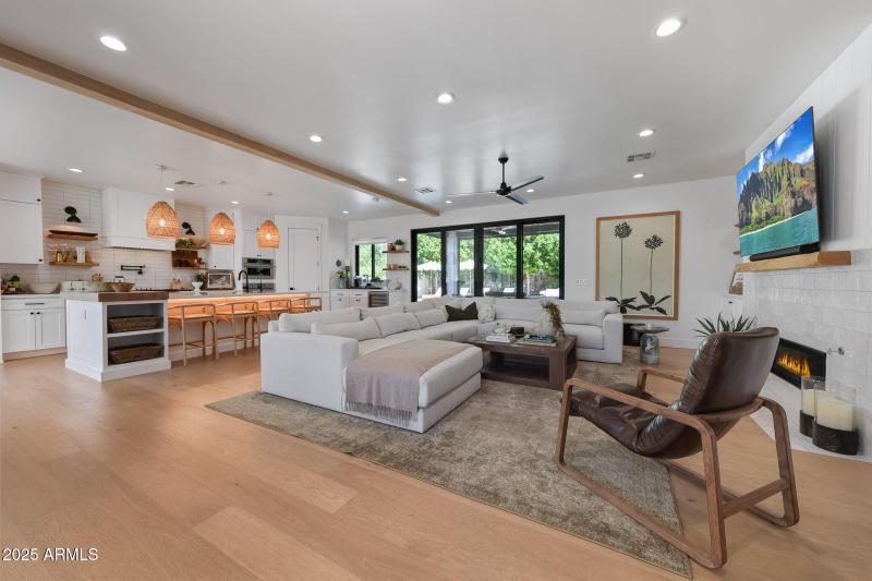 Light oak flooring t/o main living area