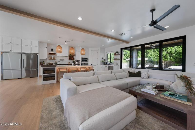 Living & kitchen area