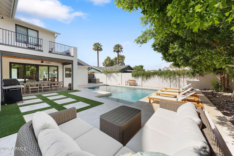 Low maintenance synthetic grass