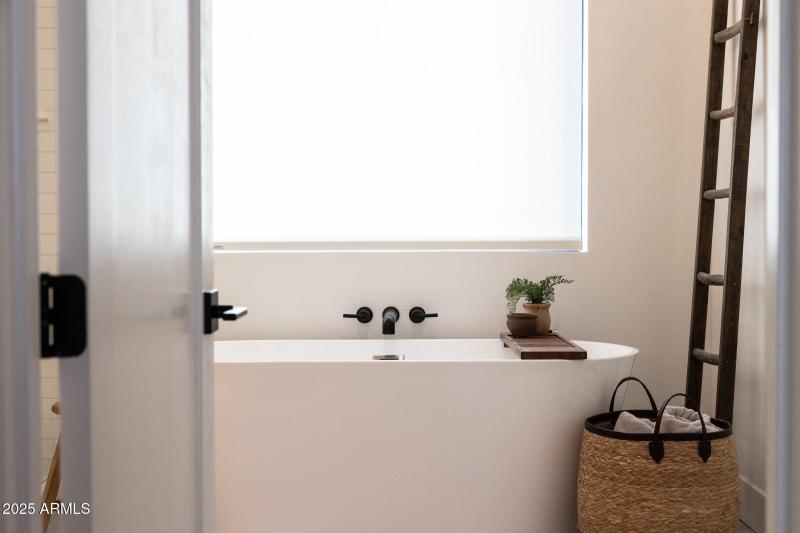 Primary suite soaking tub