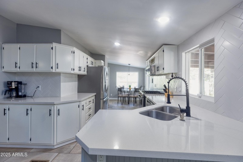 018_photo18_3030_w_young_st_sl_85901_ang