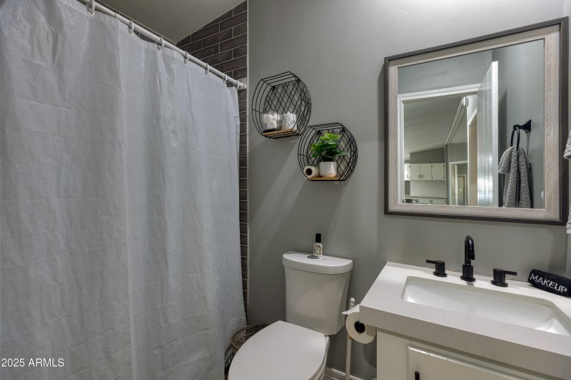 026_photo26_3030_w_young_st_sl_85901_ang