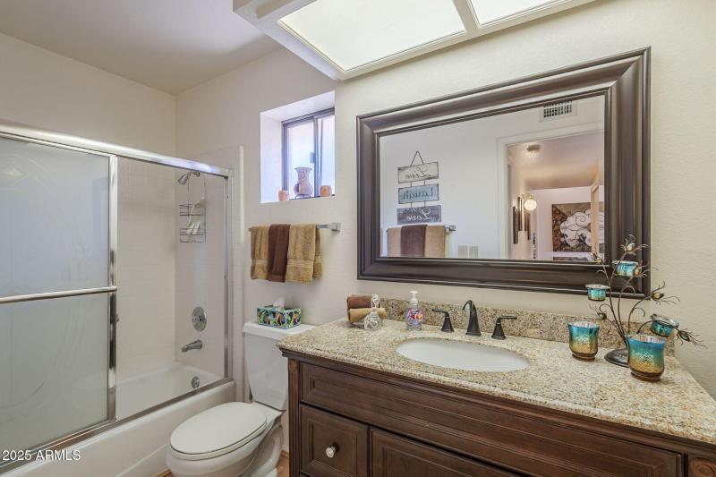 Guest Bathroom w/ Tub/Shower