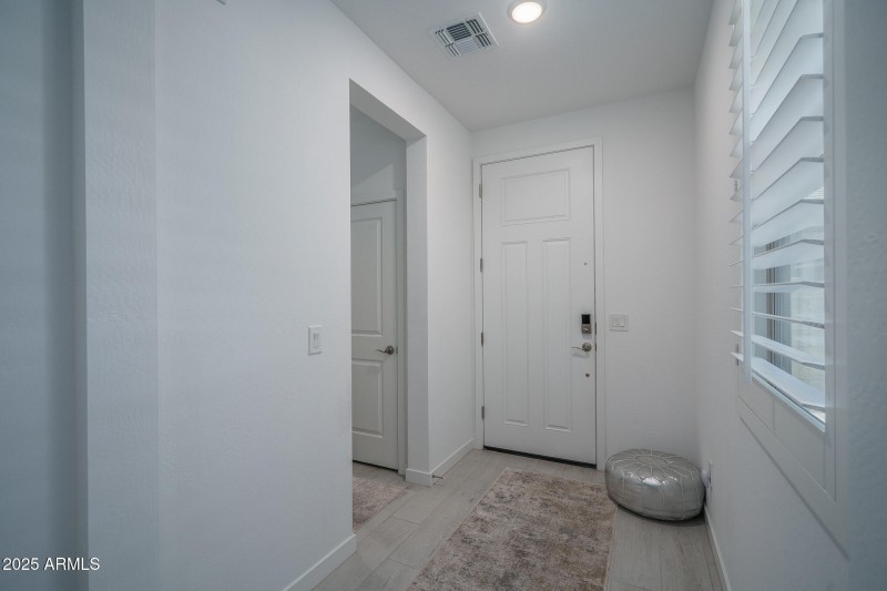 14) FOYER