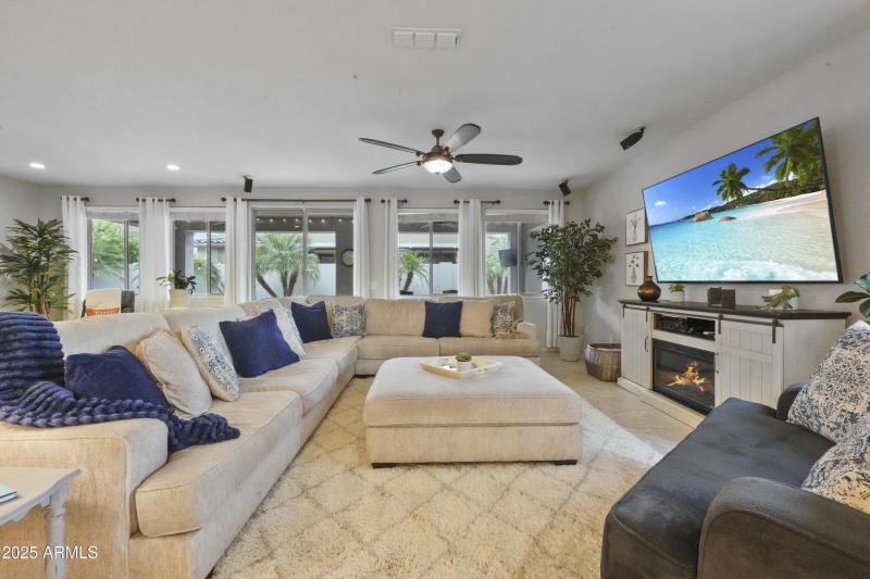 Spacious Livingroom Retreat