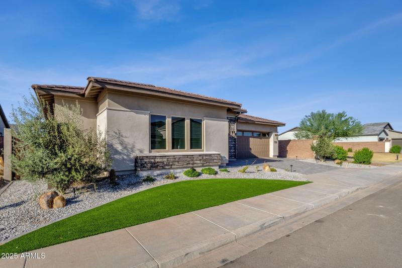 3-web-or-mls-1266-e-donato-dr