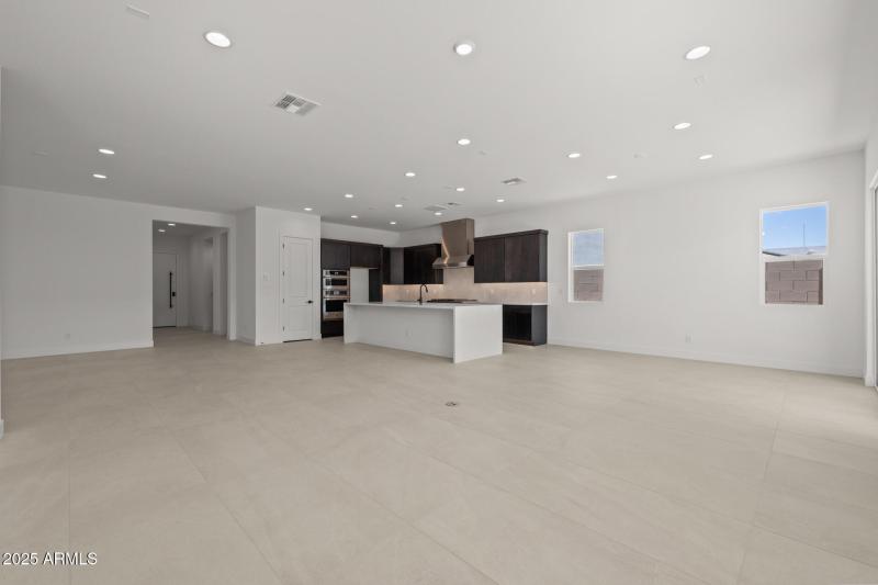 21)GREAT ROOM