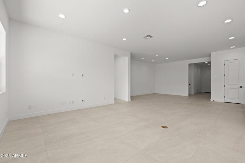 23)GREAT ROOM