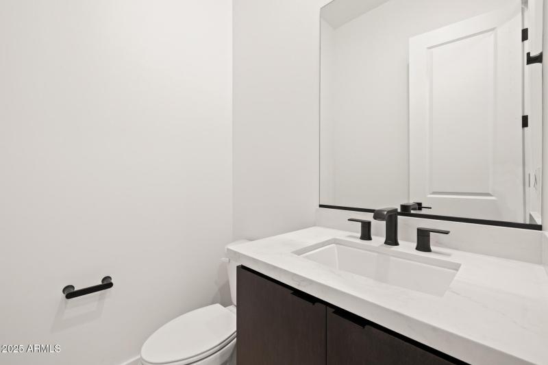34)POWDER ROOM