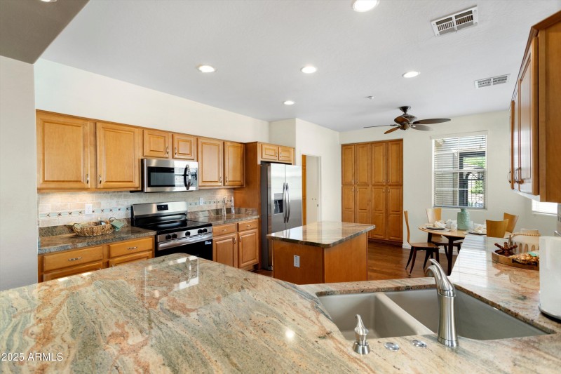 BREAKFAST BAR W/ STUNNING GRANITE