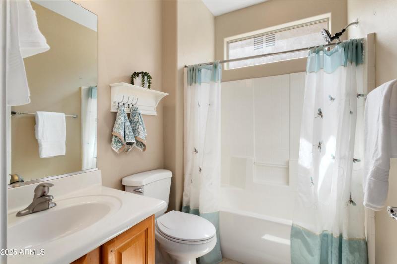 GUEST BATH W/TUB/SHOWER