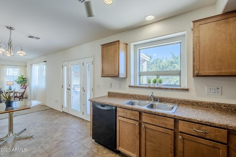 Kitchen window & eat-in area