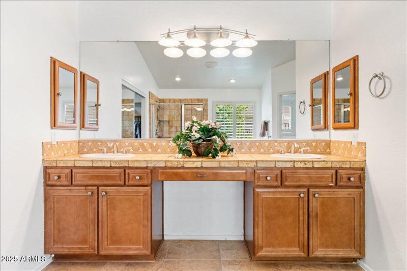 Ensuite with dual sinks