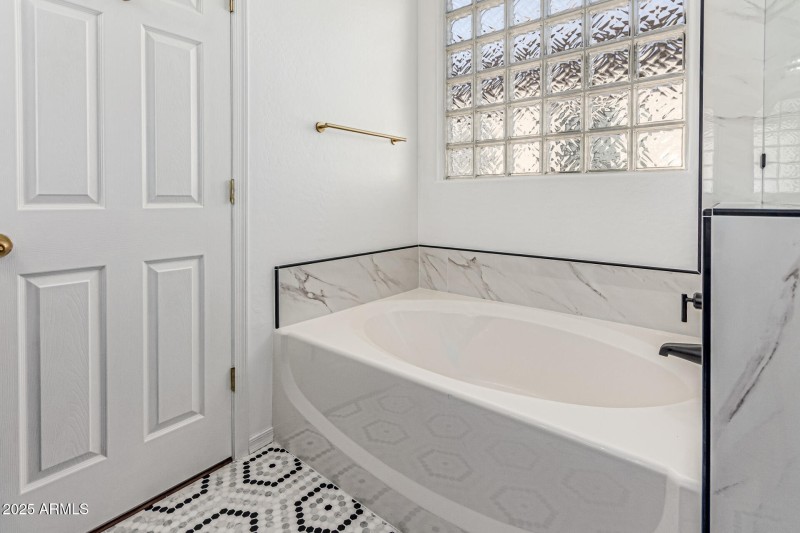 Separate Shower and Tun